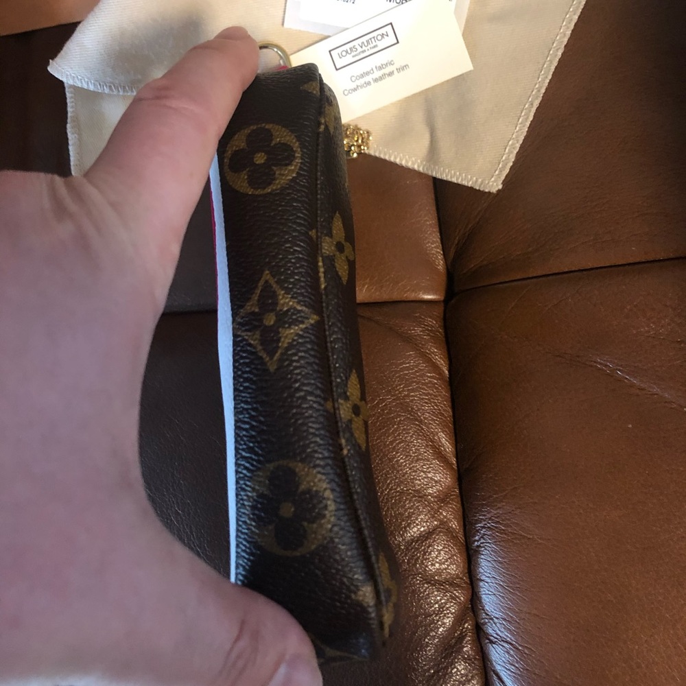 Louis Vuitton Travel Limited Edition Pouchette - Picture 13 of 16
